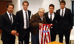 Temporada 12/13. Gira Uruguay. Los uruguayos del Atlético posan con José Mujica